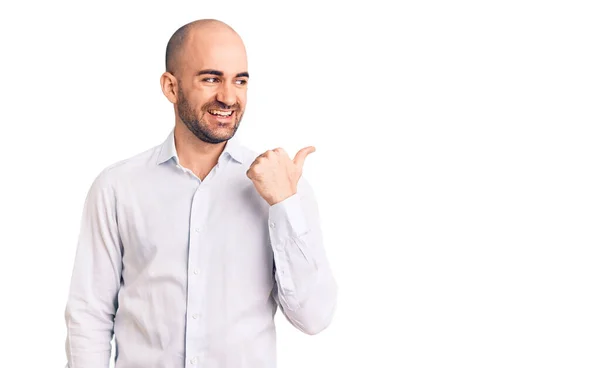 Jovem Homem Bonito Vestindo Camisa Elegante Sorrindo Com Rosto Feliz — Fotografia de Stock