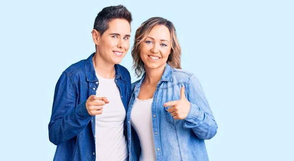 Een Paar Vrouwen Casual Kleding Wijzen Naar Camera Met Een — Stockfoto