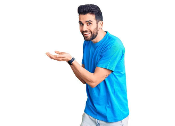 Joven Hombre Guapo Con Barba Con Camiseta Casual Señalando Lado —  Fotos de Stock