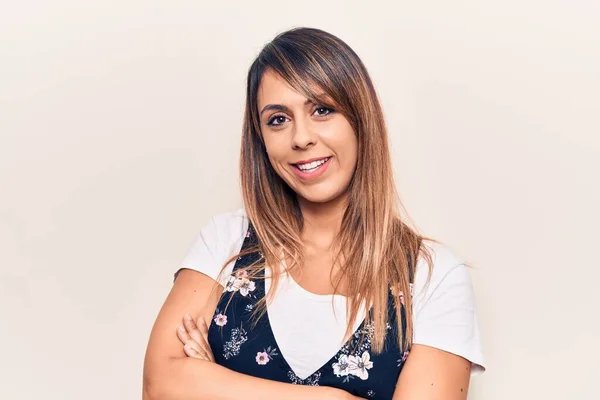 Joven Hermosa Mujer Con Vestido Floral Casual Cara Feliz Sonriendo —  Fotos de Stock