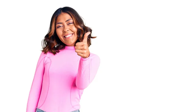 Joven Hermosa Mujer Raza Mixta Con Camisa Rosa Sonriendo Feliz —  Fotos de Stock