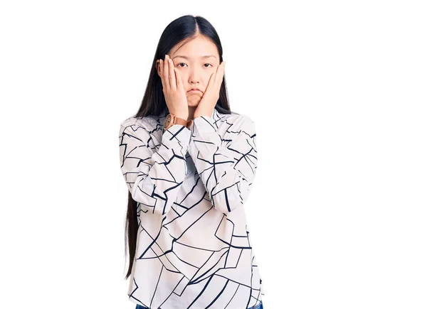 若い美しい中国の女性を身に着けているカジュアルシャツ疲れて手カバー顔 うつ病や悲しみ 動揺とイライラのための問題 — ストック写真