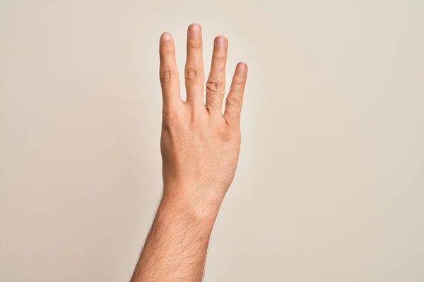 白人年轻人的手在孤立的白色背景上伸出来 4号手指上有四个手指 — 图库照片