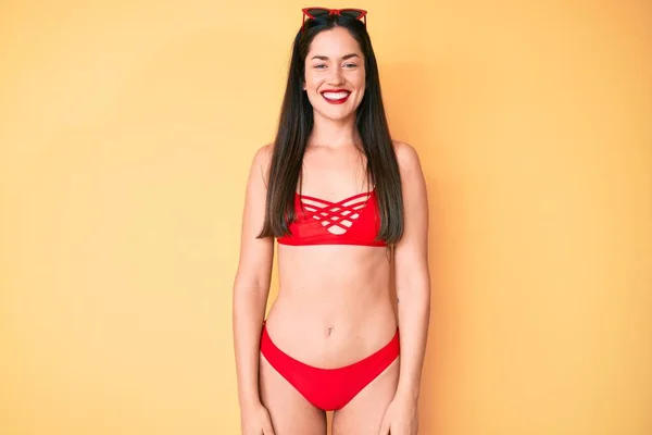 Joven Hermosa Mujer Caucásica Vistiendo Bikini Con Aspecto Positivo Feliz —  Fotos de Stock