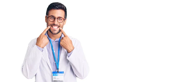 Mladý Hispánec Uniformě Stetoskopu Usmívá Otevřenými Ústy Prsty Ukazuje Nutí — Stock fotografie