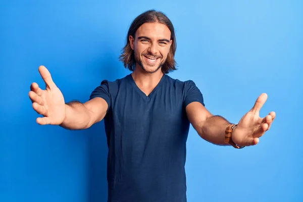 Joven Hombre Guapo Con Ropa Casual Mirando Cámara Sonriendo Con — Foto de Stock