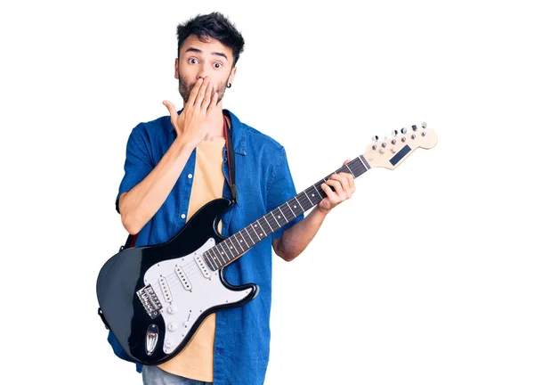 Jeune Homme Hispanique Jouant Guitare Électrique Couvrant Bouche Avec Main — Photo