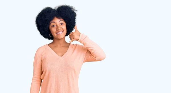 穿着休闲装的年轻的非洲裔美国女孩微笑着 用手和手指做着电话手势 就像在电话里说话一样 交流概念 — 图库照片