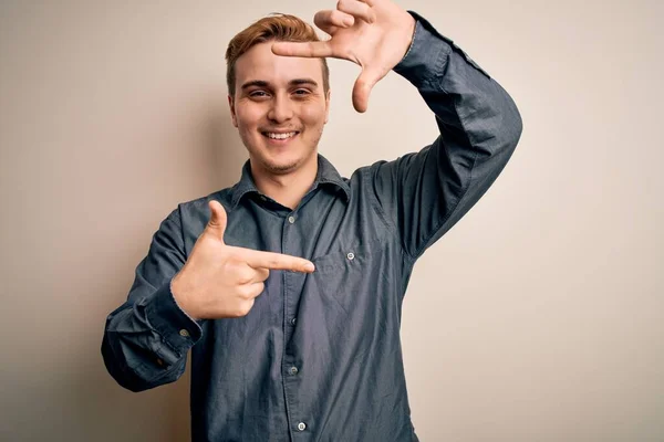 Mladý Pohledný Rusovlasý Muž Neformální Košili Stojící Nad Osamělým Bílým — Stock fotografie
