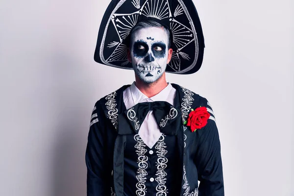 Mladý Muž Mexickém Dni Mrtvého Kostýmu Nad Bílým Usmívá Dívá — Stock fotografie