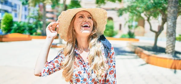 Junge Schöne Blonde Frau Urlaub Mit Sommermütze Glücklich Lächelnd Mit — Stockfoto