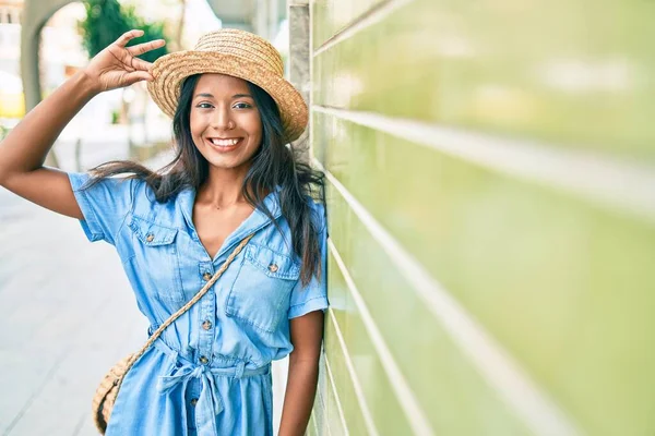 Joven Mujer India Hermosa Con Sombrero Verano Apoyado Pared Sonriendo — Foto de Stock