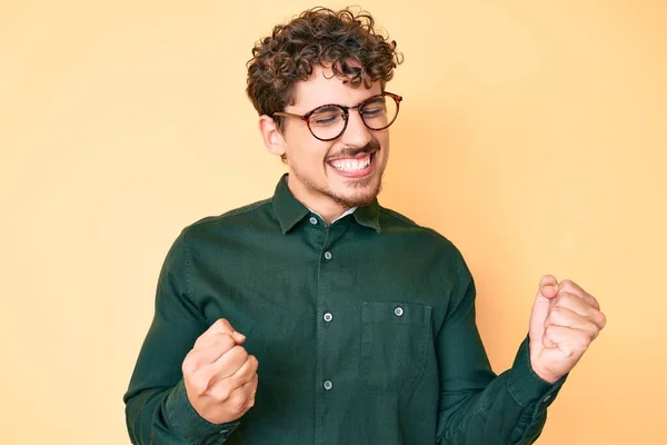 Jeune Homme Caucasien Aux Cheveux Bouclés Portant Des Vêtements Décontractés — Photo