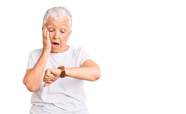 Senior Mooie Vrouw Met Blauwe Ogen Grijs Haar Dragen Casual — Stockfoto