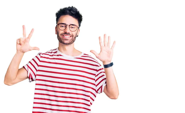 Gündelik Kıyafetler Giyen Genç Spanyol Adam Sekiz Numarayı Gösterip Işaret — Stok fotoğraf