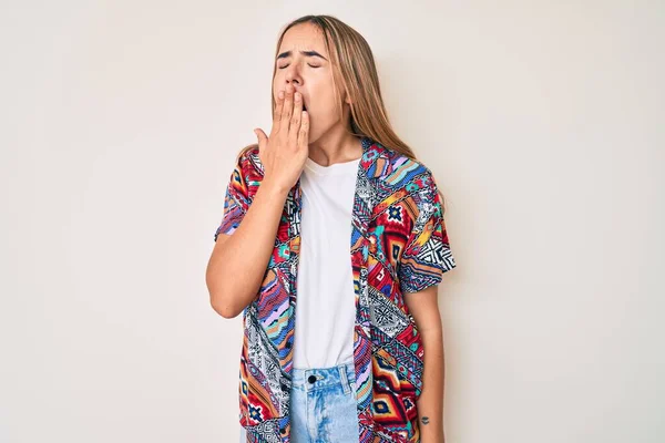 Jonge Mooie Blonde Vrouw Draagt Moderne Kleren Verveeld Geeuwen Moe — Stockfoto