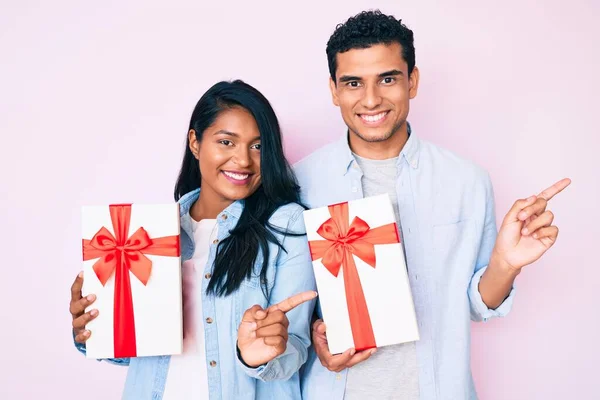 Schönes Lateinisches Junges Paar Hält Geschenk Für Jubiläumsfeier Und Lächelt — Stockfoto