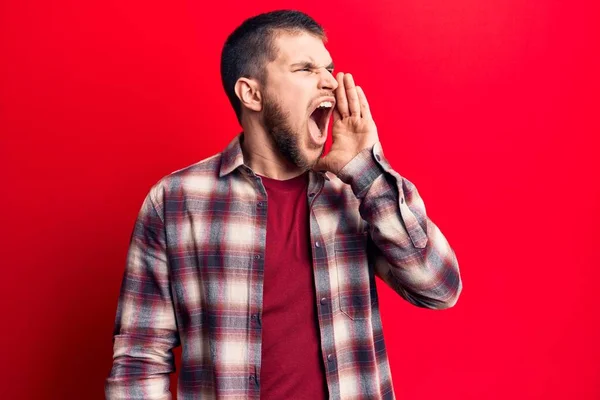 Joven Hombre Guapo Con Camisa Casual Gritando Gritando Fuerte Lado — Foto de Stock