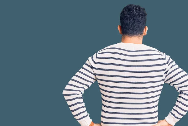 Joven Hombre Hispano Usando Ropa Casual Pie Hacia Atrás Mirando — Foto de Stock