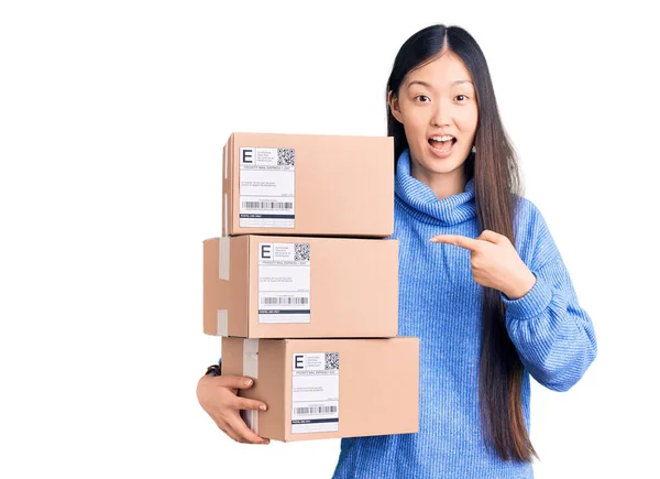 Jovem Mulher Chinesa Bonita Segurando Entrega Caixas Papelão Sorrindo Feliz — Fotografia de Stock