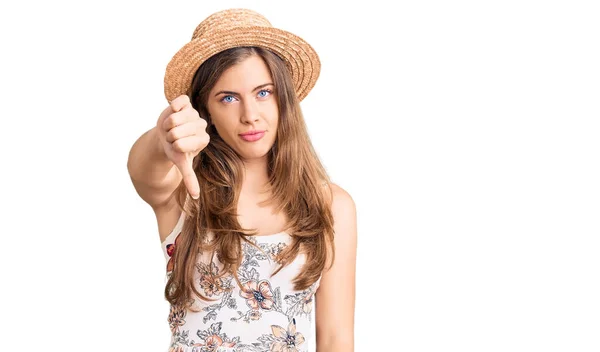 Hermosa Mujer Joven Caucásica Con Sombrero Verano Mirando Infeliz Enojado — Foto de Stock