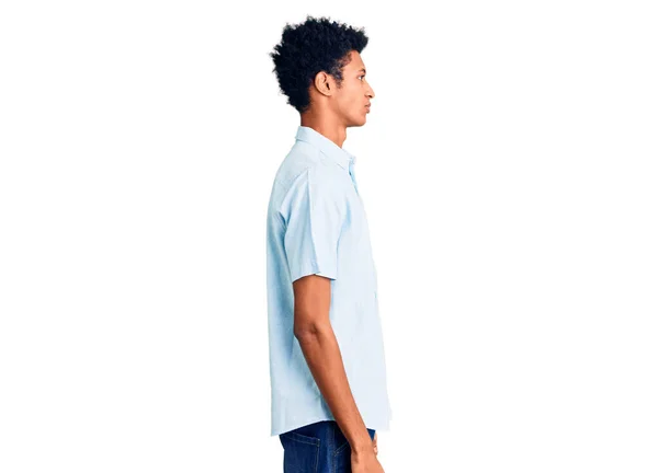 Mladý Africký Američan Nosí Ležérní Oblečení Hledá Stranu Relaxační Profil — Stock fotografie