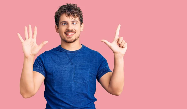 Jeune Homme Beau Aux Cheveux Bouclés Portant Des Vêtements Décontractés — Photo