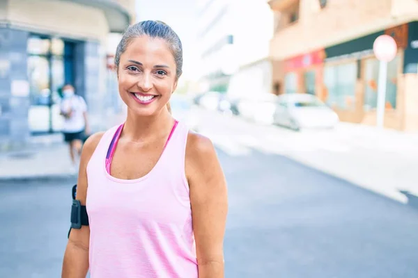 Şehirdeki Orta Yaşlı Sporcu Kadın Gülümseyerek Antrenman Yapıyor — Stok fotoğraf