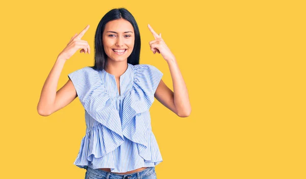 Menina Latina Bonita Nova Vestindo Roupas Casuais Sorrindo Apontando Para — Fotografia de Stock