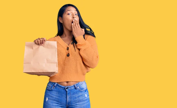 Mujer Hispana Con Pelo Largo Sosteniendo Quitar Bolsa Papel Que —  Fotos de Stock