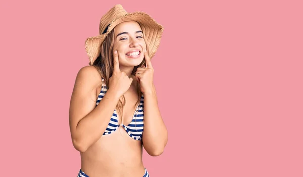 Jovem Mulher Loira Bonita Vestindo Biquíni Chapéu Sorrindo Com Boca — Fotografia de Stock