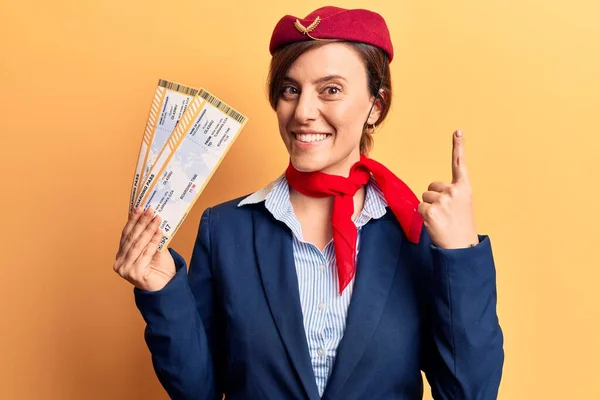 Fiatal Gyönyörű Stewardess Egyenruhát Visel Beszállókártyával Kezében Mosolyogva Egy Ötlettel — Stock Fotó