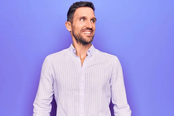 Jovem Homem Bonito Vestindo Camisa Listrada Casual Sobre Fundo Roxo — Fotografia de Stock