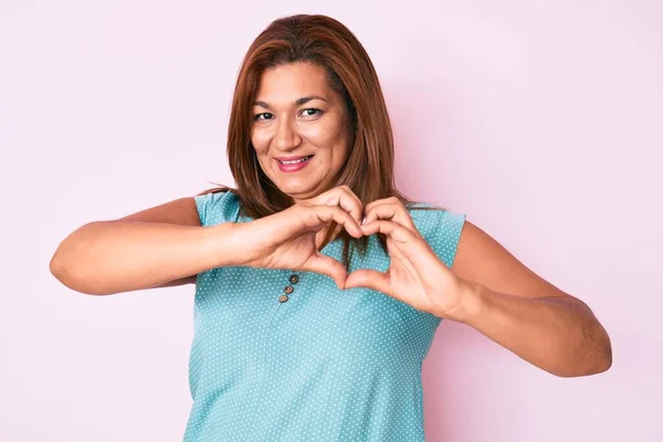 Mulher Hispânica Morena Meia Idade Vestindo Roupas Casuais Sorrindo Amor — Fotografia de Stock