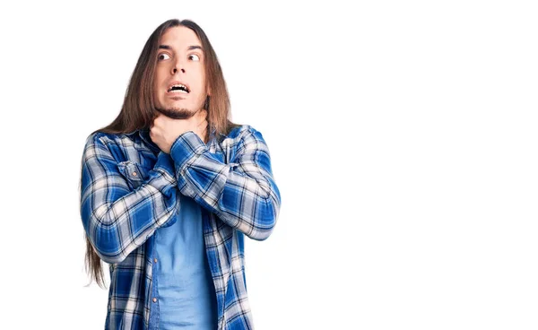 Junger Erwachsener Mann Mit Langen Haaren Lässigem Hemd Schreit Und — Stockfoto