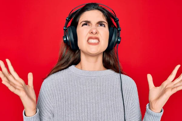 Jong Mooi Meisje Draagt Moderne Koptelefoon Luisteren Naar Muziek Rode — Stockfoto