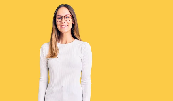 Hermosa Mujer Joven Morena Con Suéter Blanco Casual Gafas Con —  Fotos de Stock