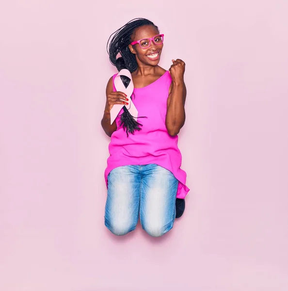Молодая Красивая Африканская Американка Очках Улыбается Счастливой Прыжки Улыбкой Лице — стоковое фото