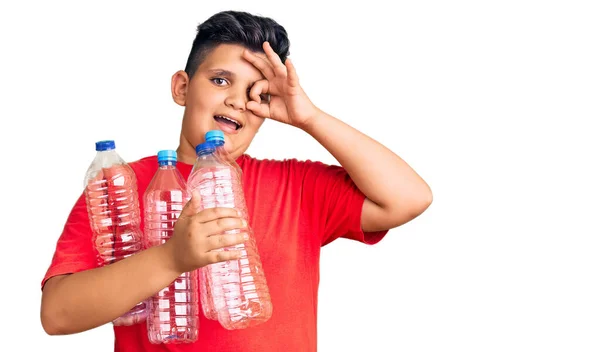 Niño Pequeño Sosteniendo Reciclaje Botellas Plástico Sonriendo Feliz Haciendo Signo —  Fotos de Stock