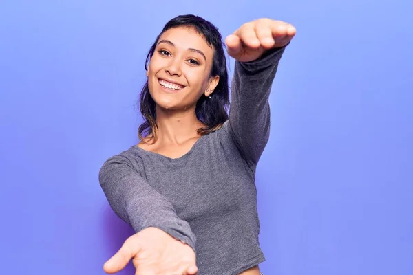 Mujer Joven Vestida Con Ropa Casual Mirando Cámara Sonriendo Con —  Fotos de Stock