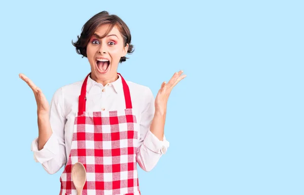 Bella Giovane Donna Con Capelli Corti Indossando Grembiule Cuoco Professionista — Foto Stock