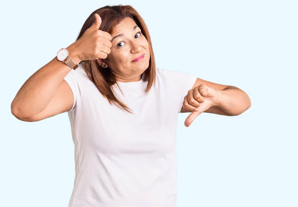 Middelbare Leeftijd Brunette Hispanic Vrouw — Stockfoto