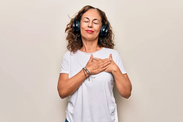 Mujer Hermosa Mediana Edad Escuchando Música Usando Auriculares Sobre Fondo — Foto de Stock