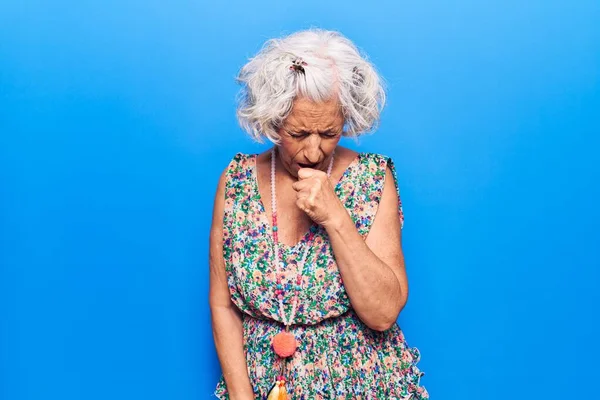 Idős Ősz Hajú Alkalmi Ruhát Visel Rossz Közérzet Köhögés Tüneteként — Stock Fotó