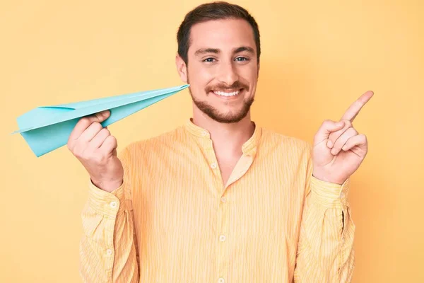 Joven Hombre Guapo Sosteniendo Avión Papel Sonriendo Feliz Señalando Con —  Fotos de Stock