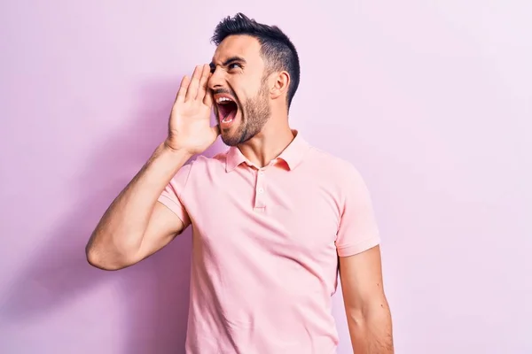 Homem Bonito Jovem Com Barba Vestindo Pólo Casual Sobre Fundo — Fotografia de Stock