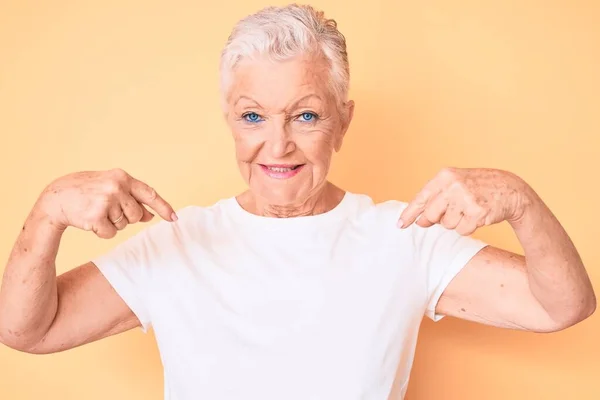 Senior Bella Donna Con Gli Occhi Azzurri Capelli Grigi Indossa — Foto Stock