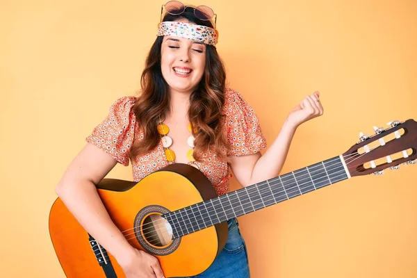 Jong Mooi Brunette Vrouw Dragen Boho Stijl Spelen Klassiek Gitaar — Stockfoto