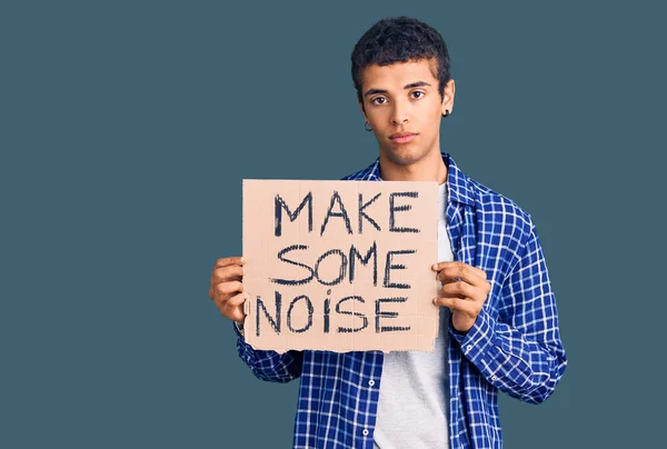 Giovane Africano Amercian Man Holding Make Some Noise Banner Thinking — Foto Stock