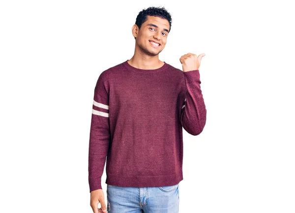 Латиноамериканец Красивый Молодой Человек Повседневной Одежде Улыбается Счастливым Лицом Глядя — стоковое фото